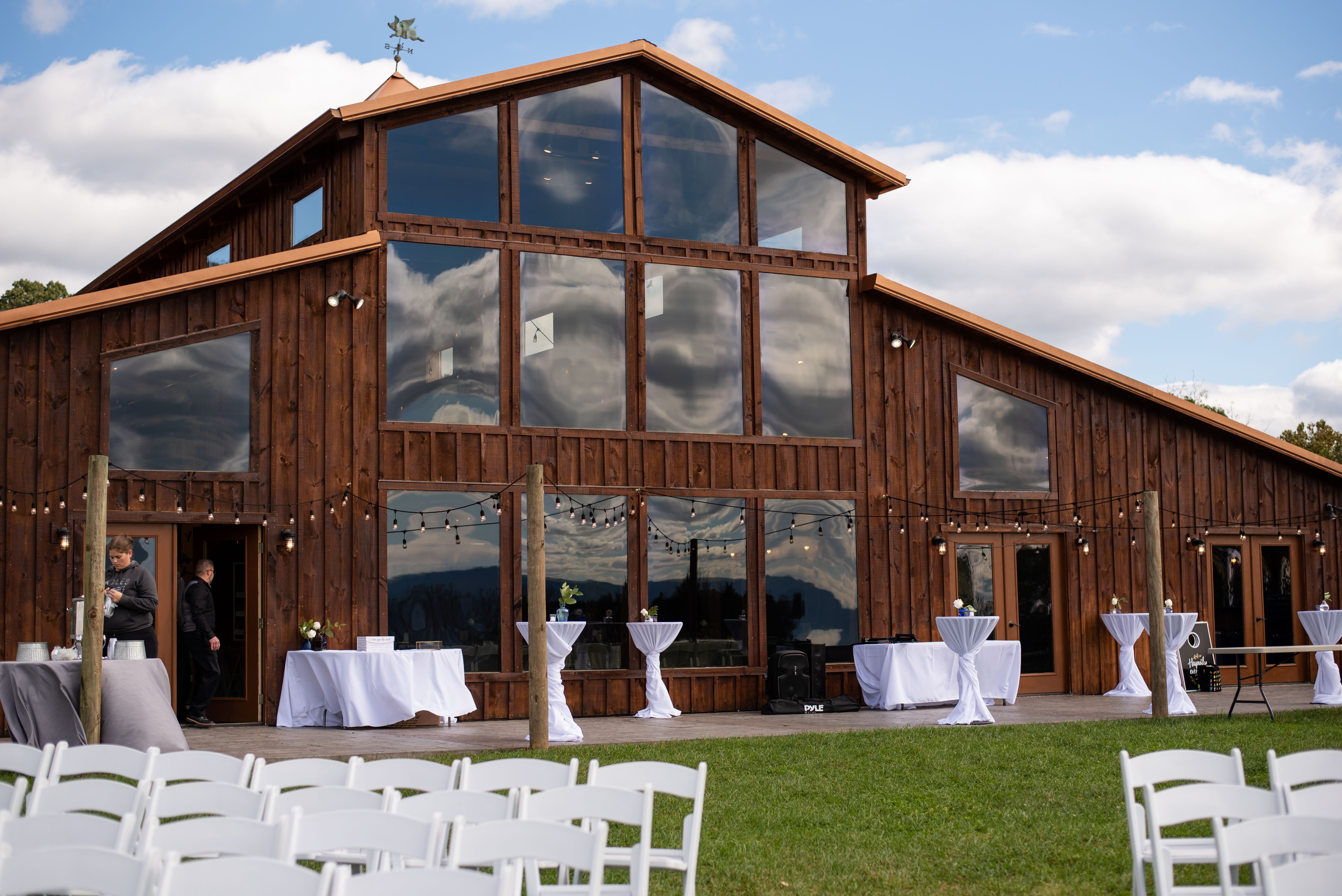 faithbrooke barn and vineyards wedding luray va